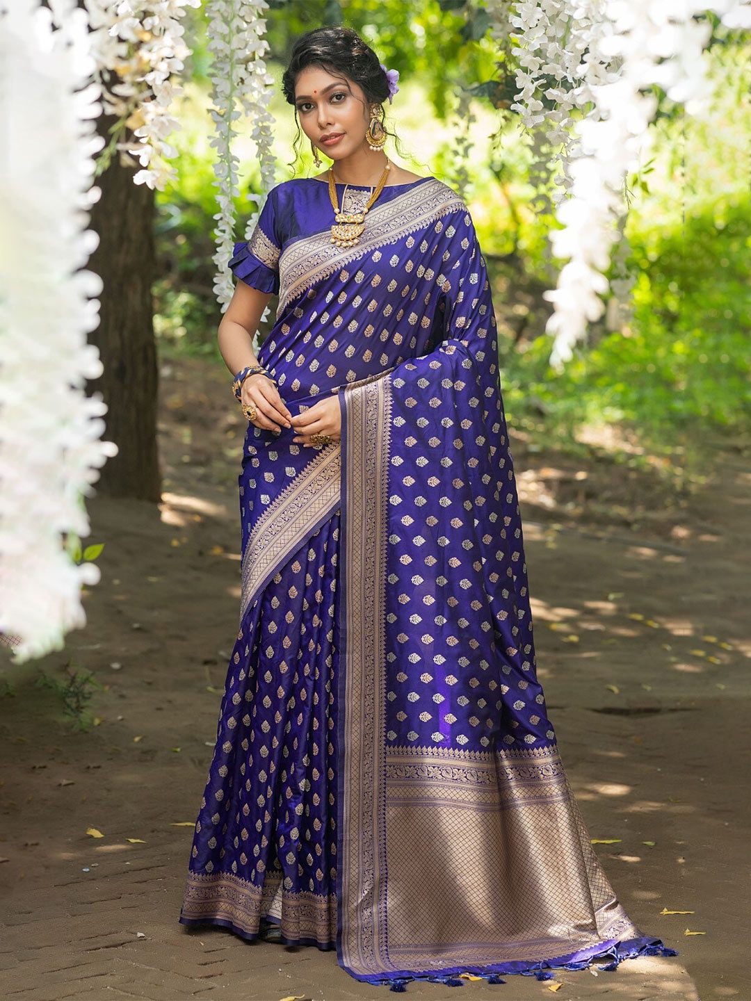 

VISHNU WEAVES Woven Design Zari Banarasi Saree, Blue