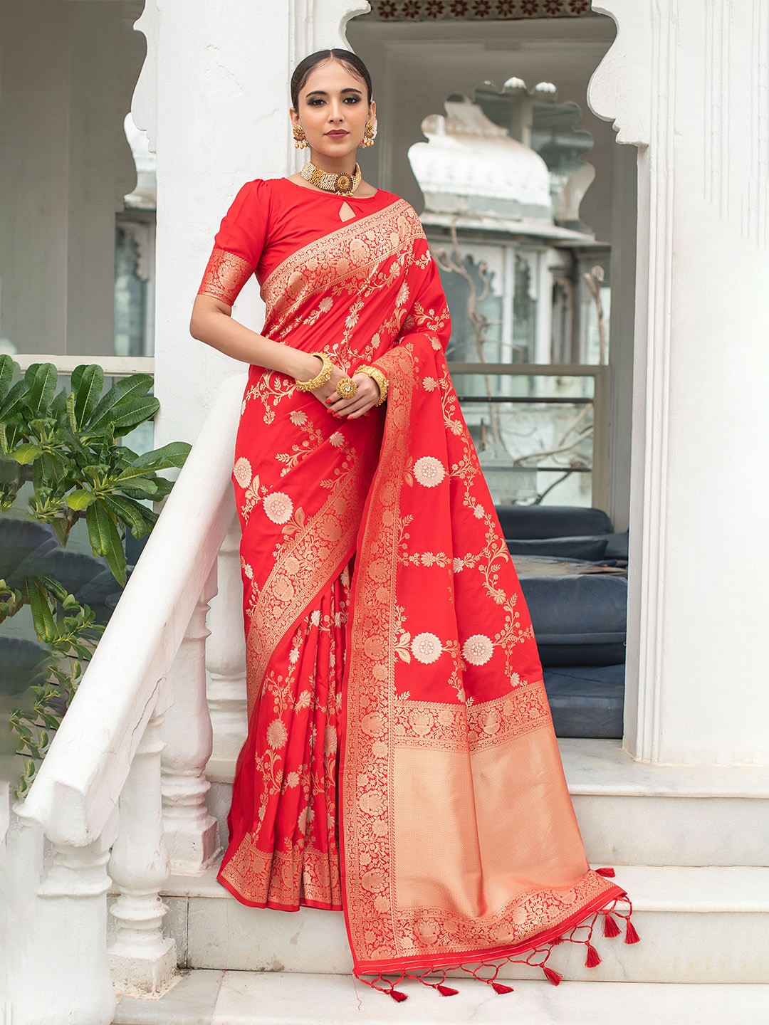 

VISHNU WEAVES Woven Design Zari Banarasi Saree, Red