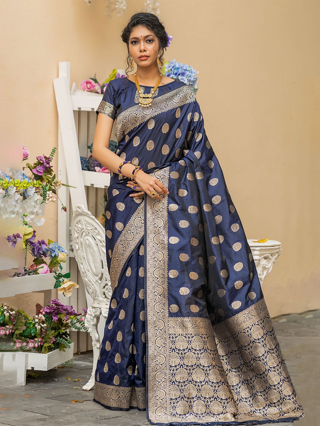 

VISHNU WEAVES Woven Design Zari Banarasi Saree, Navy blue