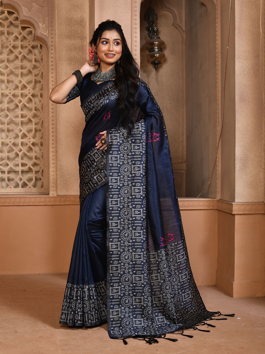 

VISHNU WEAVES Warli Bhagalpuri Saree, Navy blue