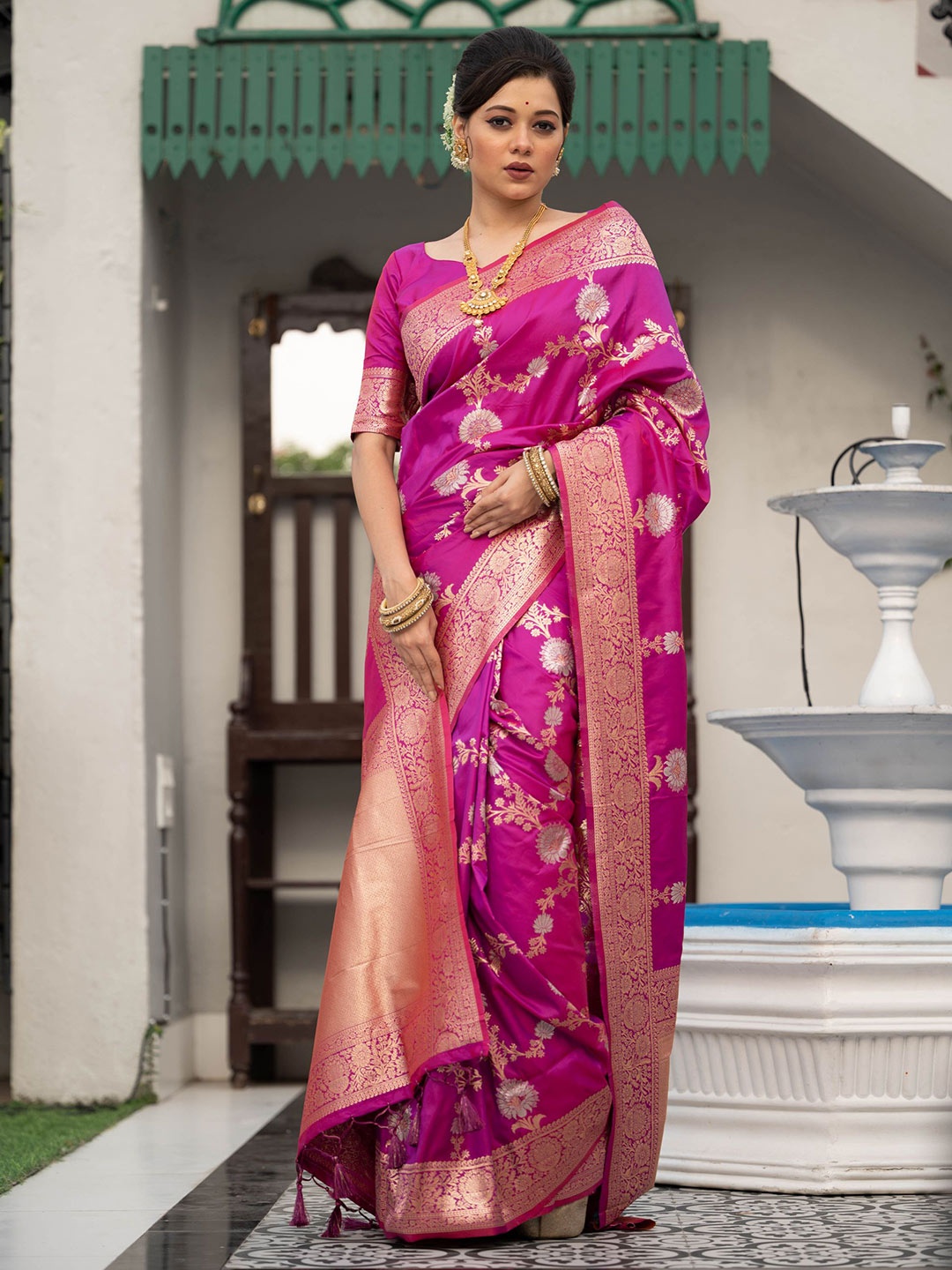 

VISHNU WEAVES Woven Design Zari Silk Blend Banarasi Saree, Magenta