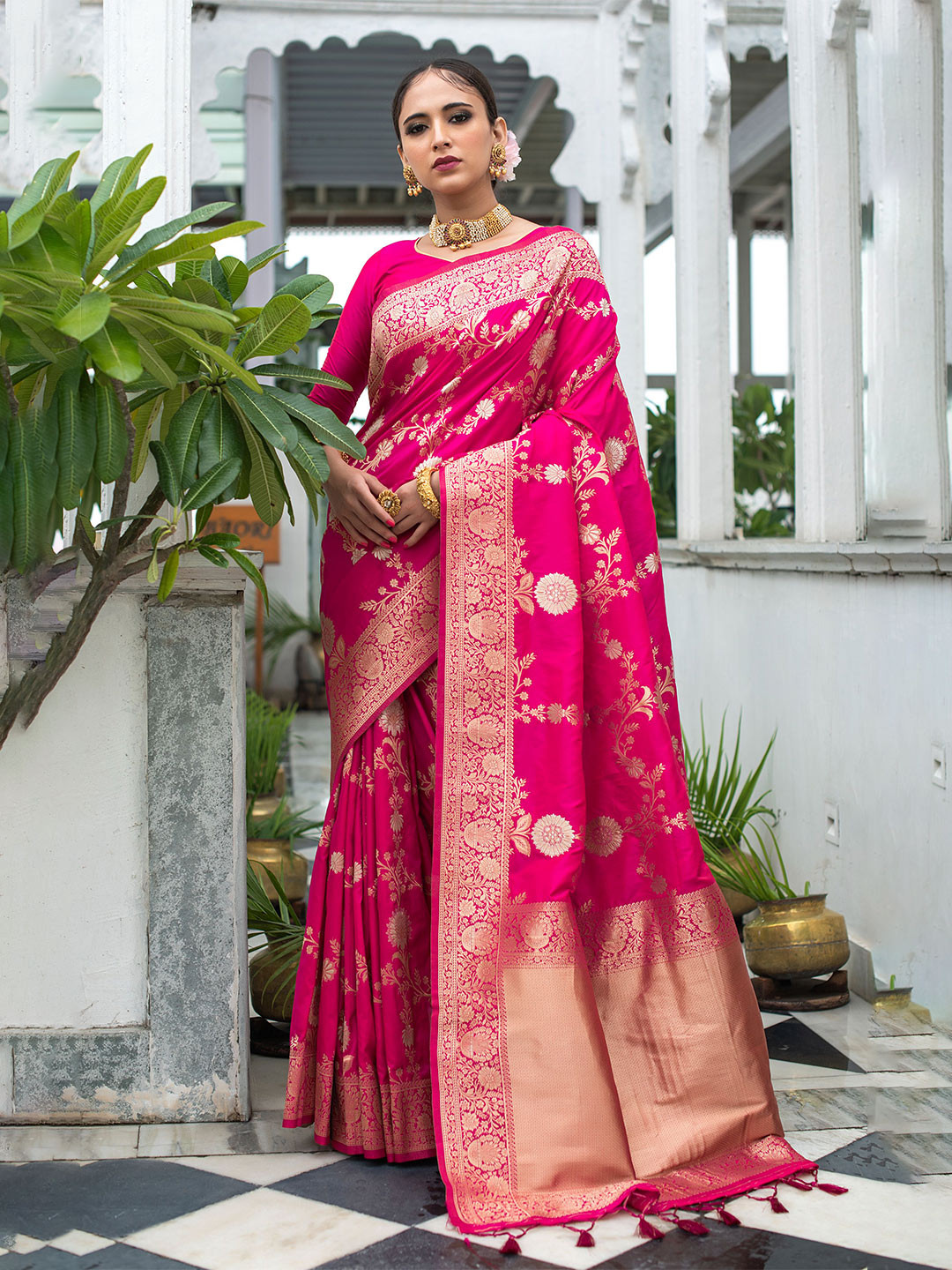 

VISHNU WEAVES Floral Woven Design Zari Silk Blend Banarasi Saree, Pink