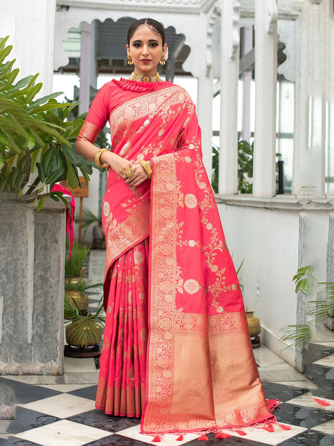 

VISHNU WEAVES Floral Woven Design Zari Silk Blend Banarasi Saree, Coral