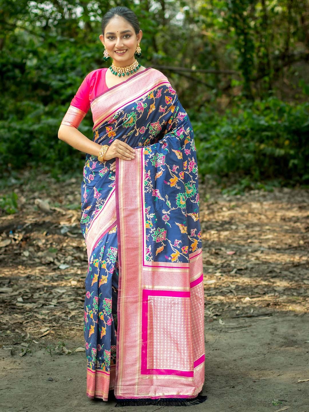 

VISHNU WEAVES Ethnic Motifs Printed Zari Banarasi Saree, Navy blue