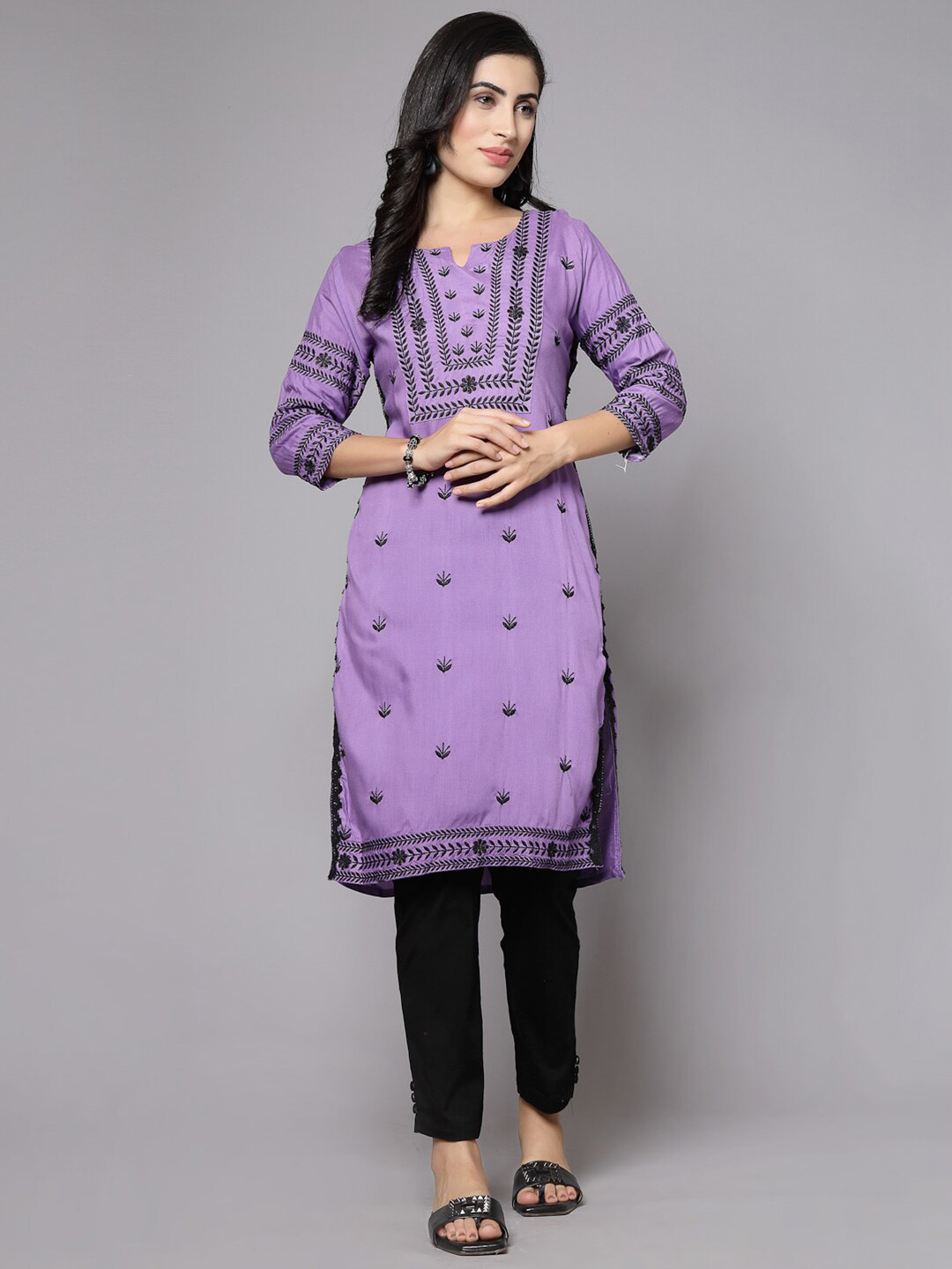 

ATRAENTA Ethnic Motifs Embroidered Straight Kurta, Purple