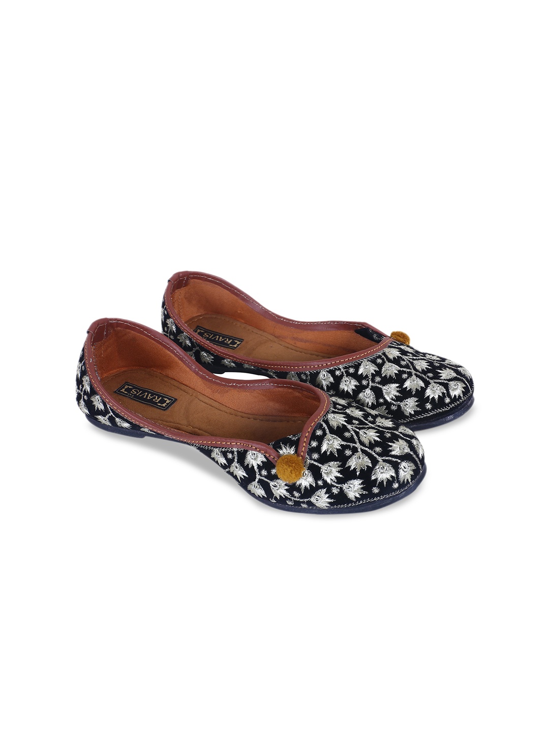 

Ravis Ethnic Embellished Mojaris, Black