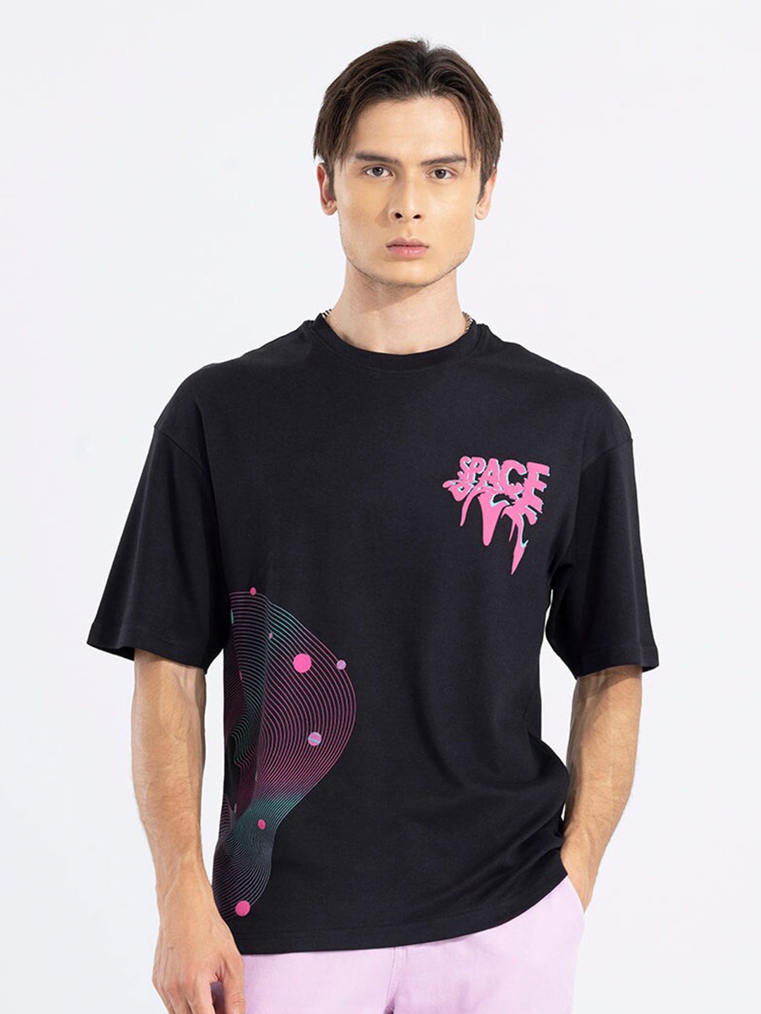 

Snitch Typography Printed Drop-Shoulder Sleeves Oversized T-shirt, Black