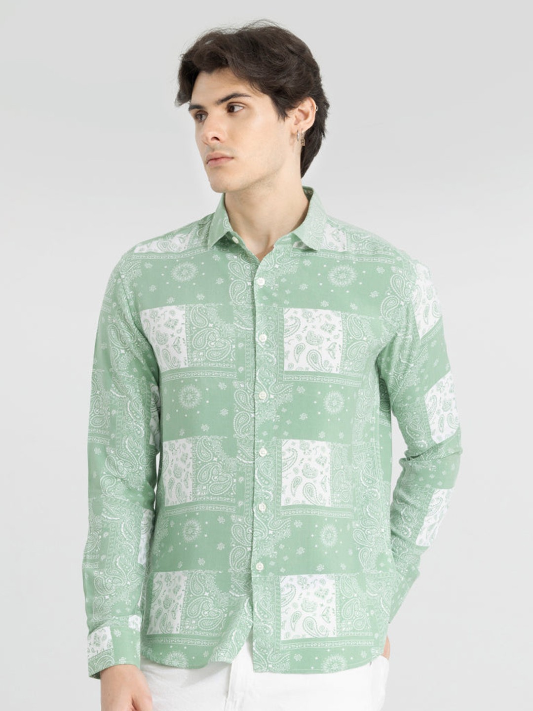 

Snitch Green & White Ethnic Motifs Printed Classic Slim Fit Casual Shirt