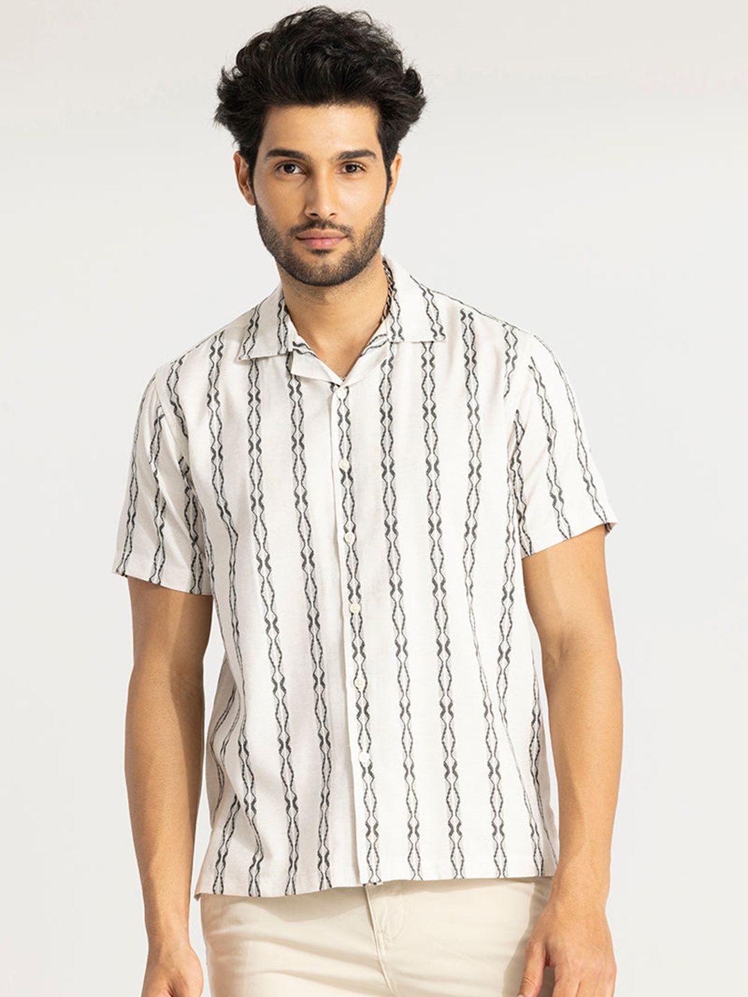 

Snitch Off White Classic Boxy Geometric Printed Pure Cotton Casual Shirt