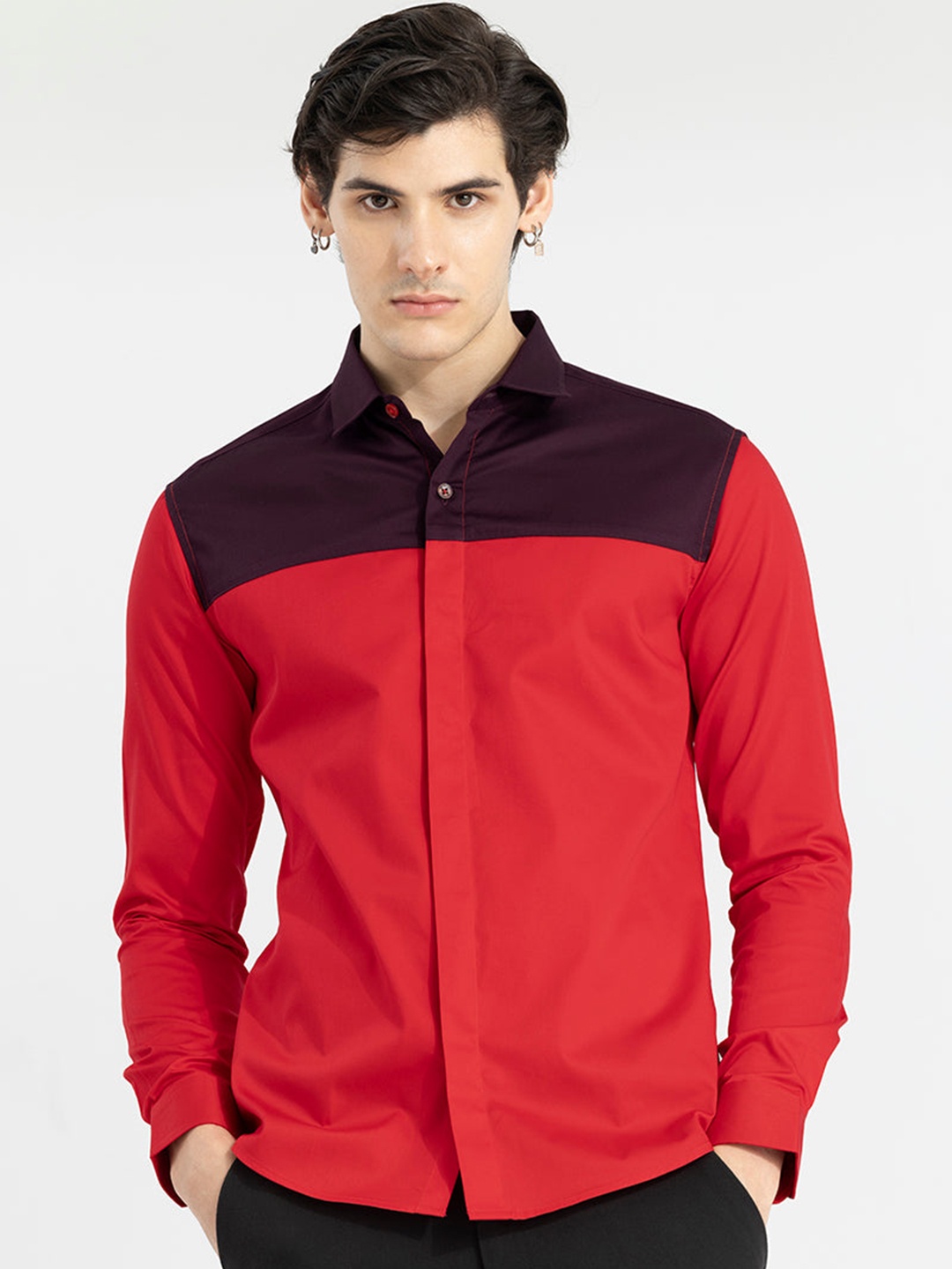 

Snitch Red & Burgundy Colourblocked Cotton Classic Slim Fit Casual Shirt