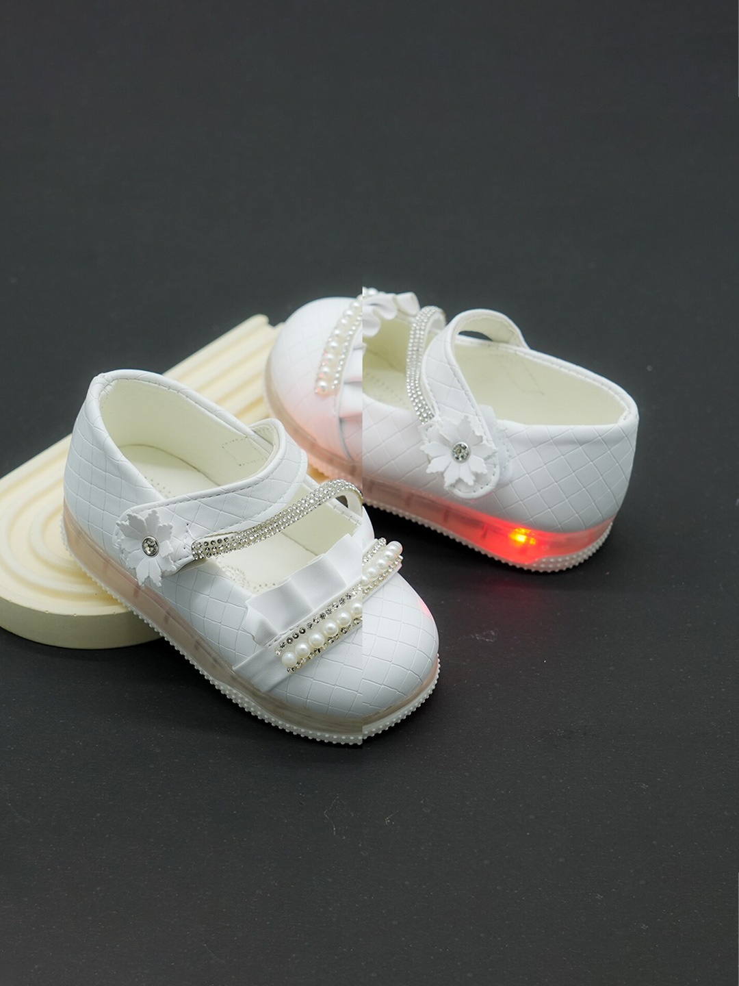 

FEETWELL SHOES Girls Textured Party Ballerinas With LED lights, White