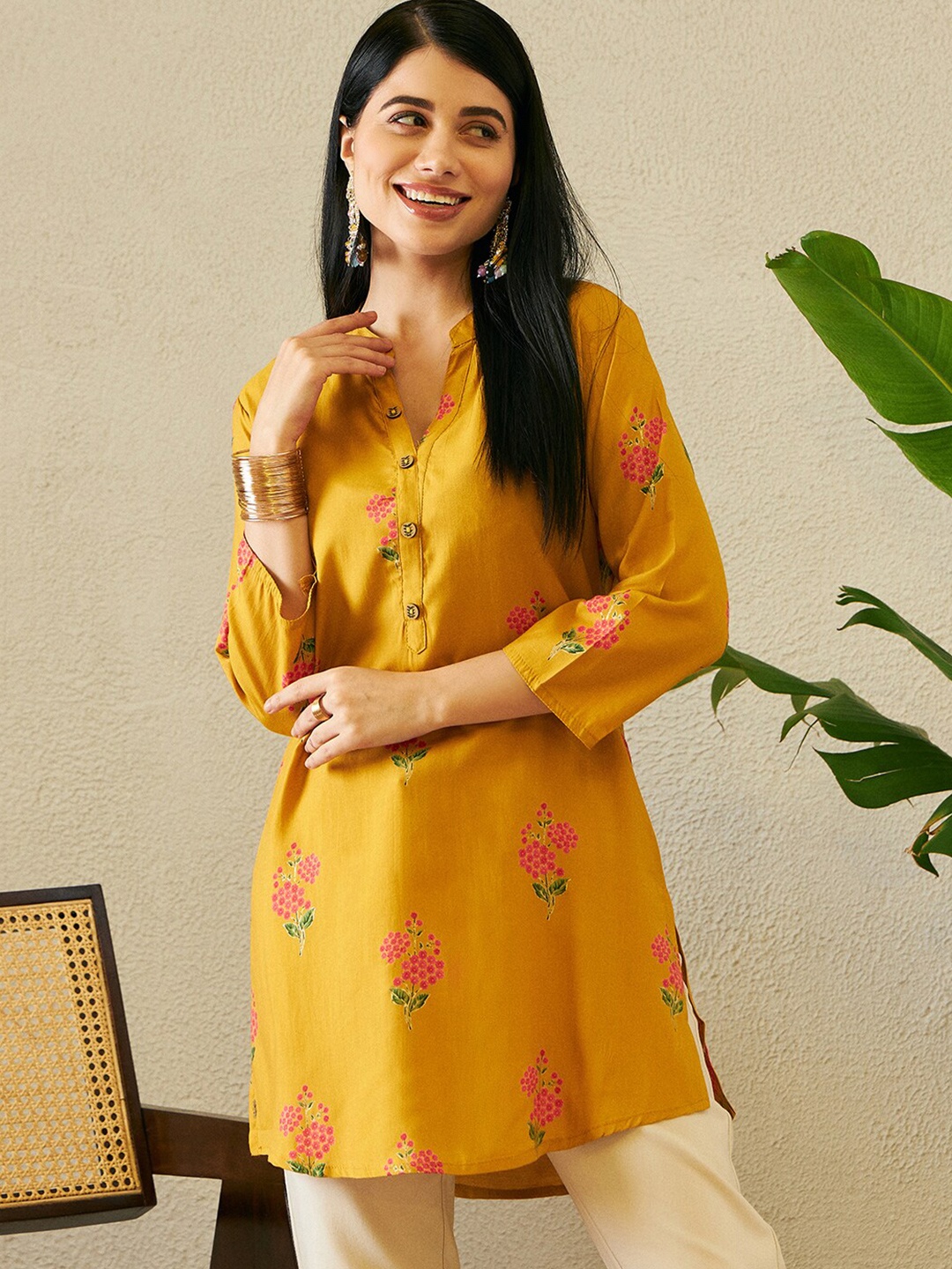 

Ishin Floral Printed Straight Kurti, Yellow