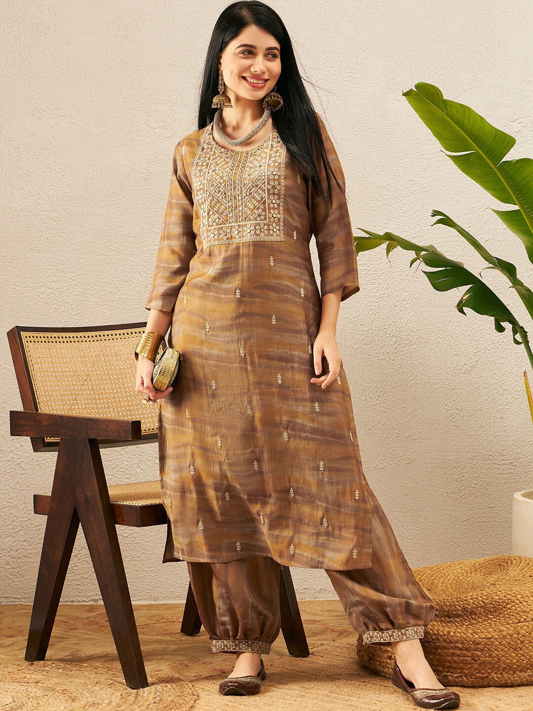 

Ishin Ethnic Motifs Embroidered Mirror Work Kurta With Salwar, Brown