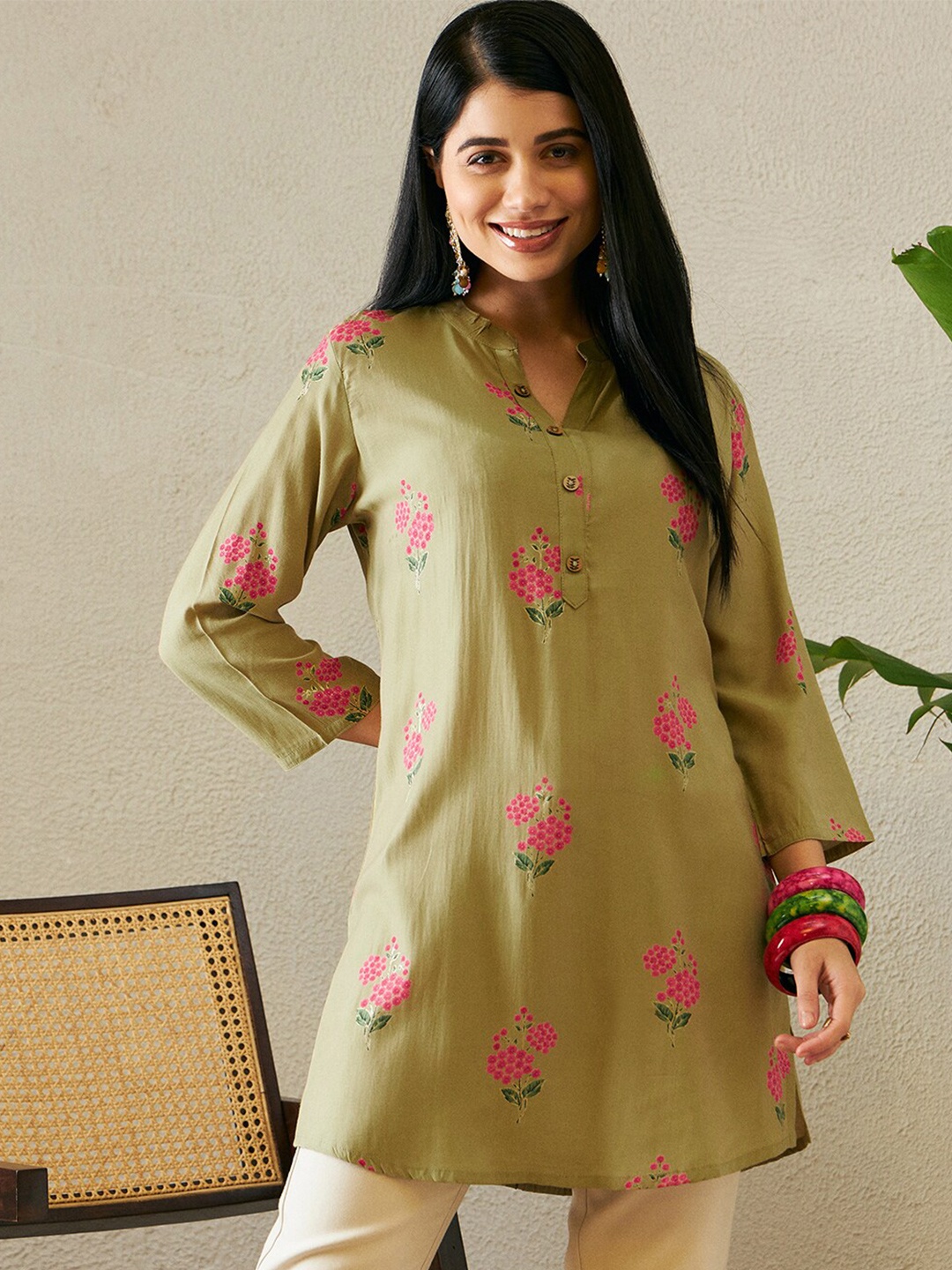 

Ishin Floral Printed Straight Kurti, Olive