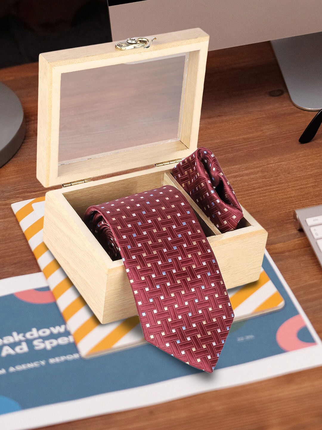 

INVICTUS Men Woven Design Accessory Gift Set, Maroon