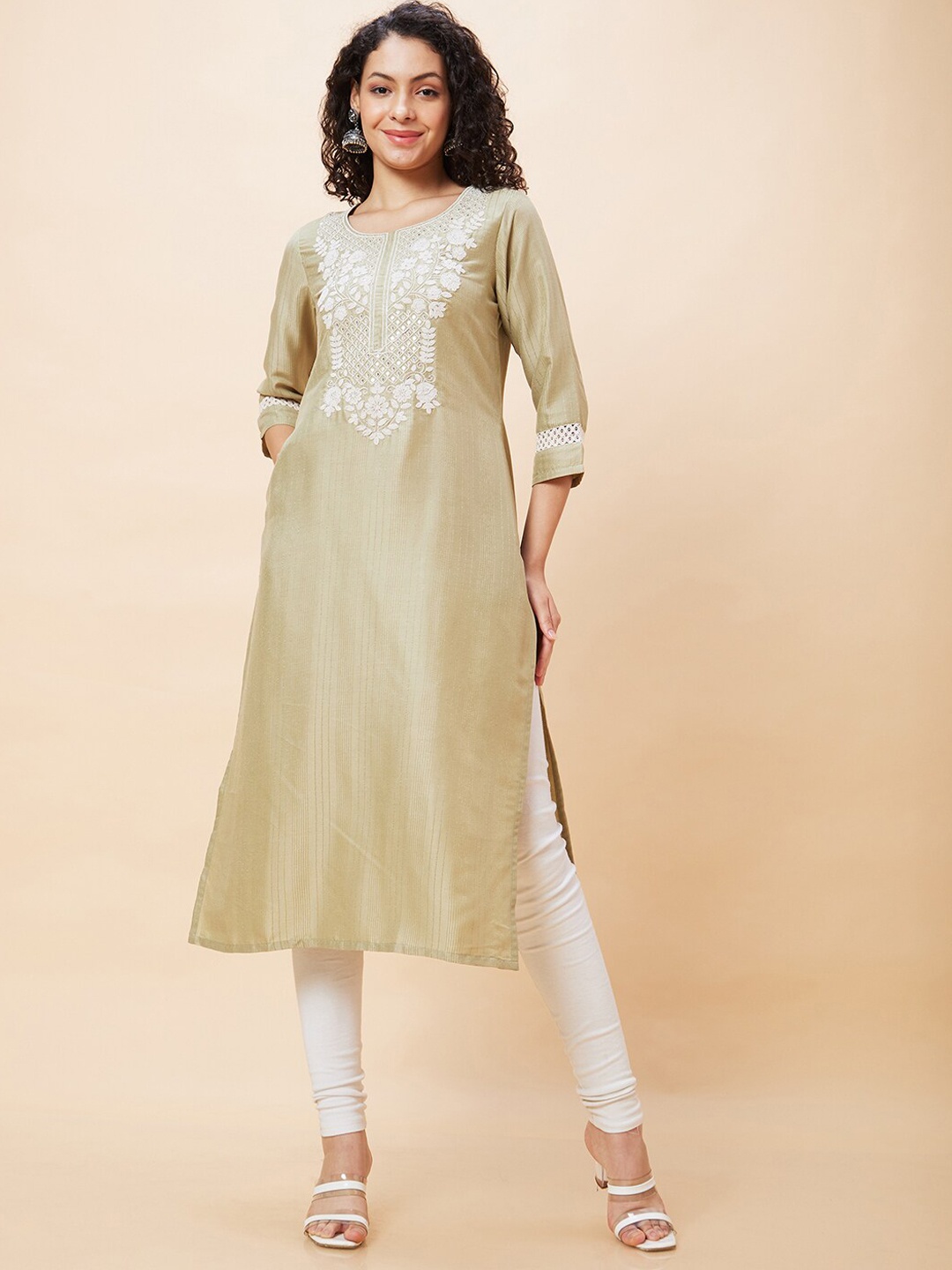 

Globus Floral Embroidered Round Neck Straight Kurta, Green