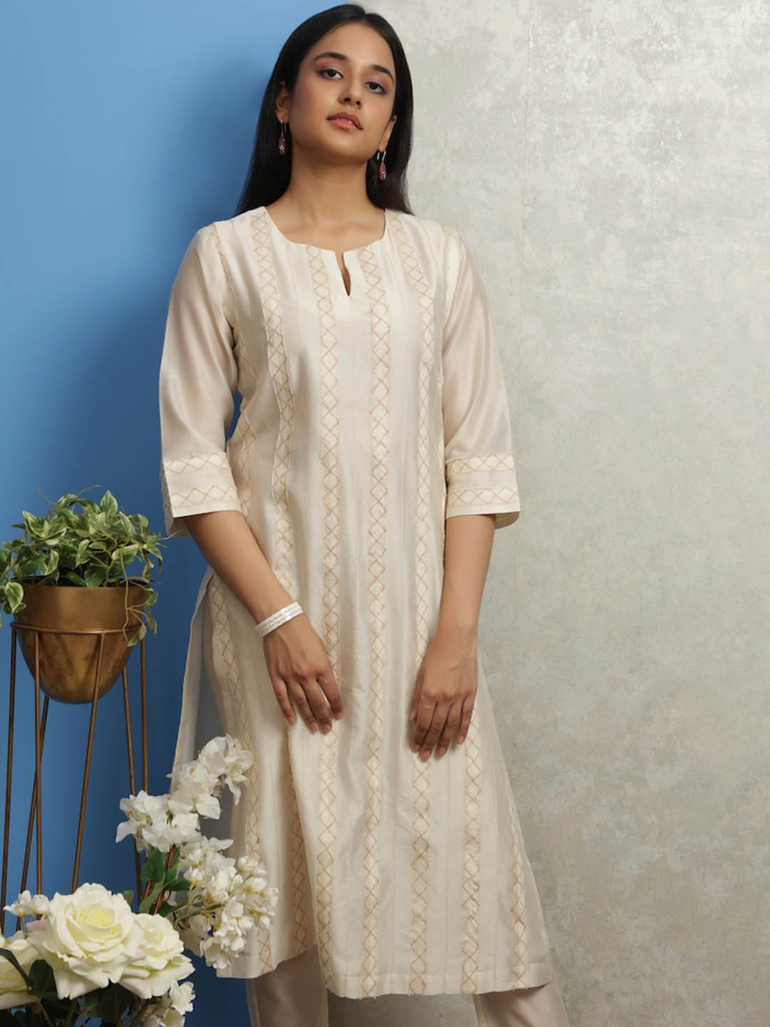 

SMRITI GUPTA Geometric Embroidered Chanderi Silk Straight Kurta, Off white