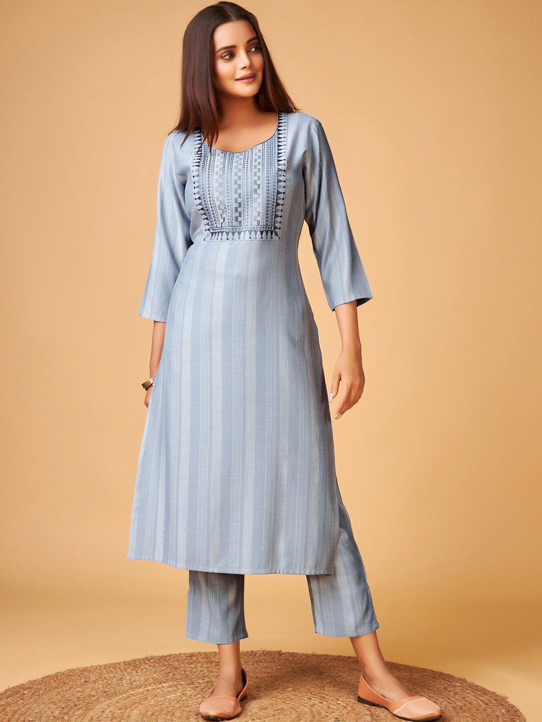 

soan Ethnic Motif Yoke Design Regular Thread Work Kurta With Trousers, Blue