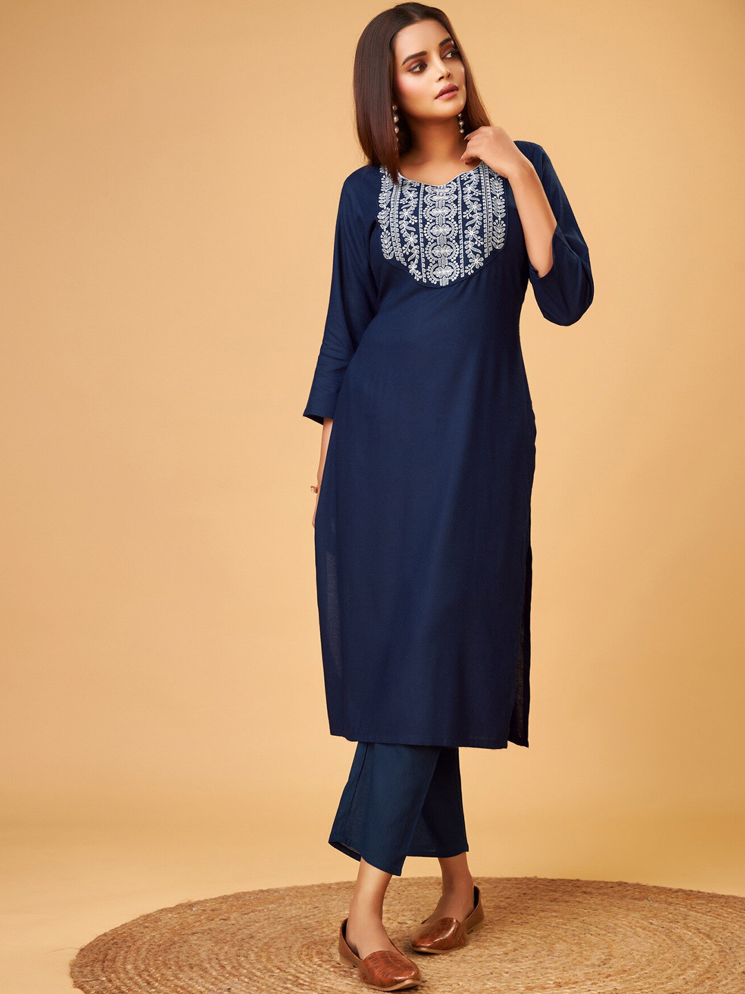 

soan Ethnic Motif Yoke Design Regular Thread Work Kurta With Trousers, Navy blue