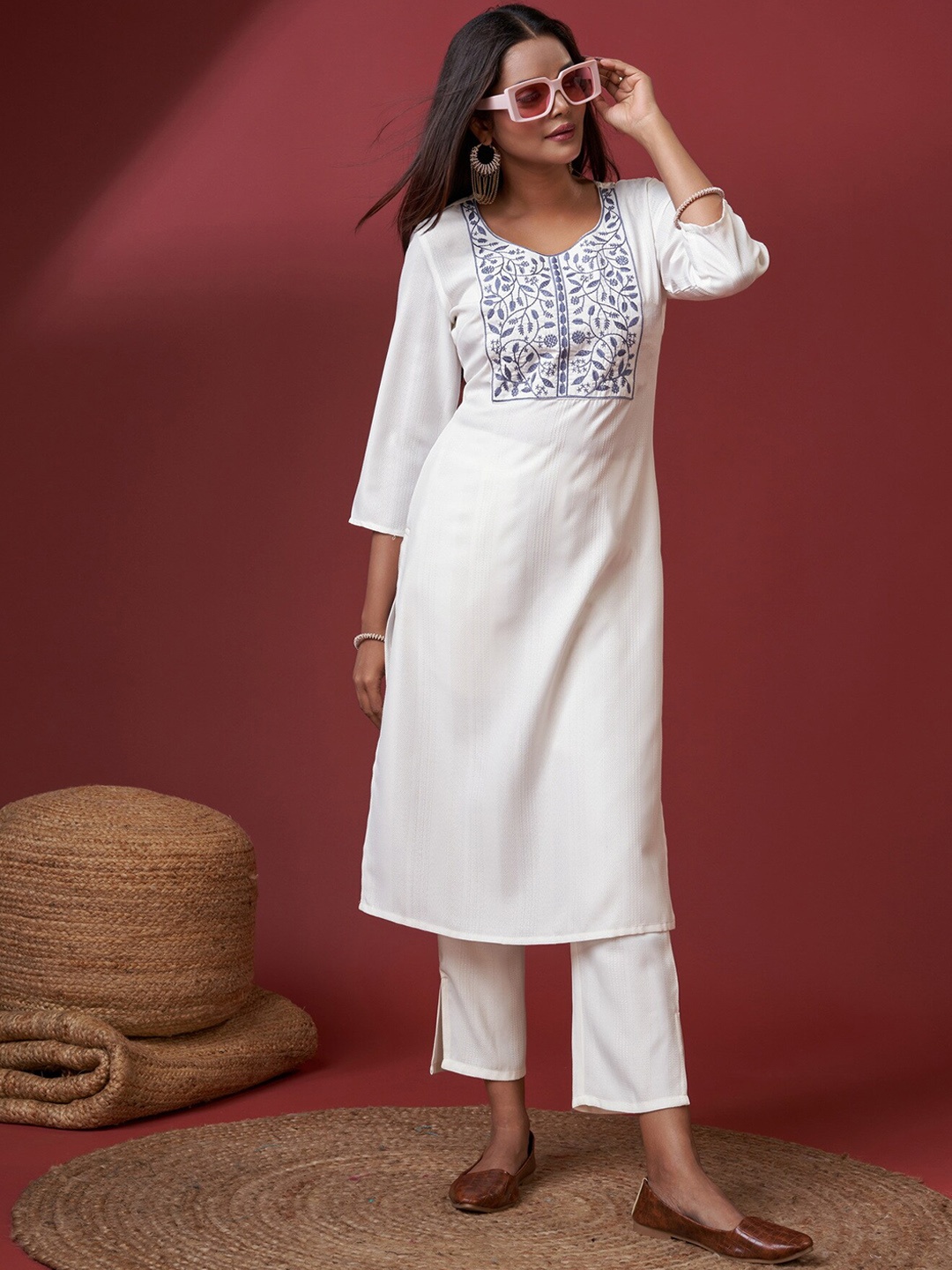 

soan Ethnic Motif Yoke Design Regular Thread Work Kurta With Trousers, White