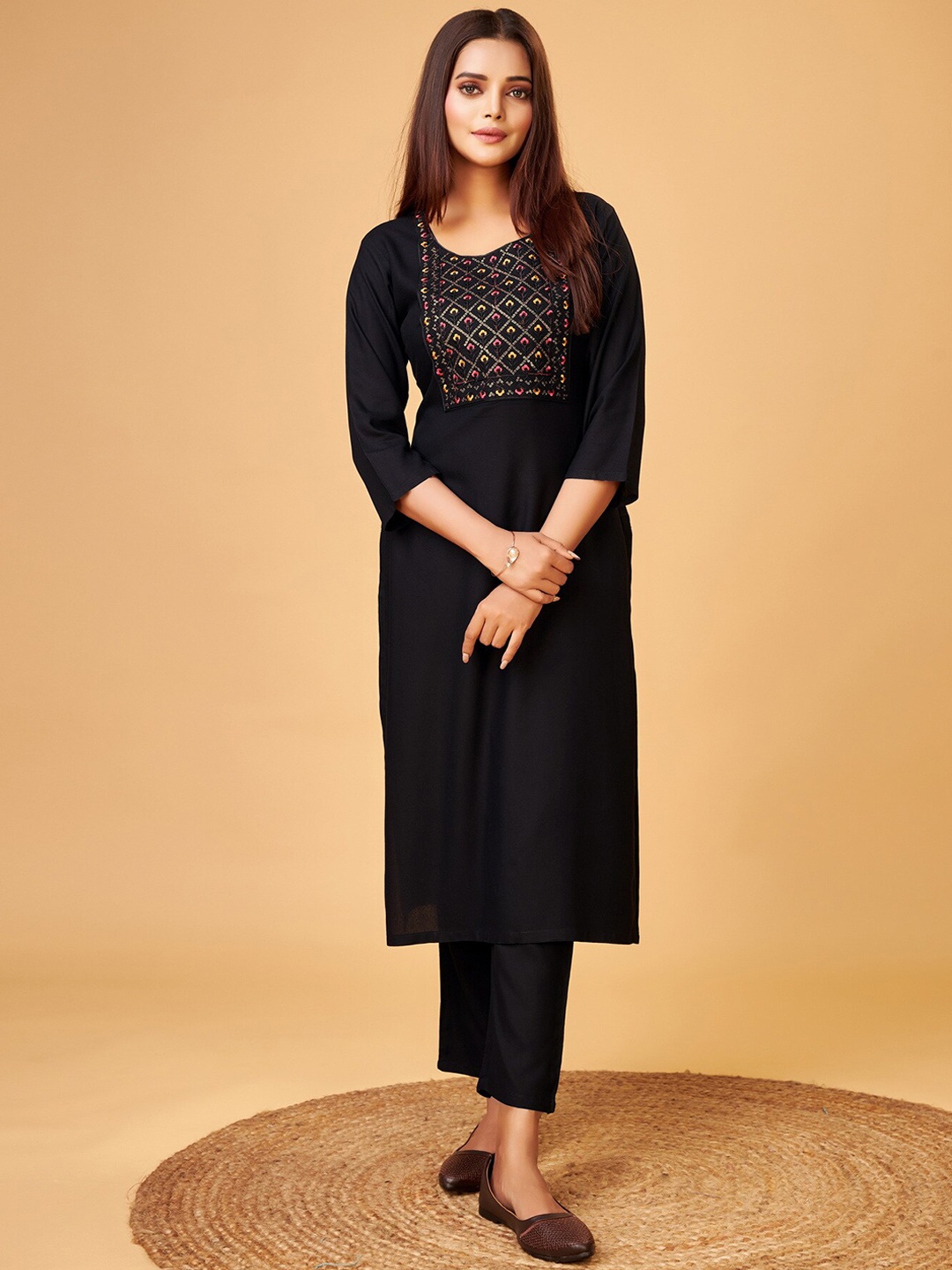 

soan Ethnic Motif Yoke Design Regular Thread Work Kurta With Trousers, Black