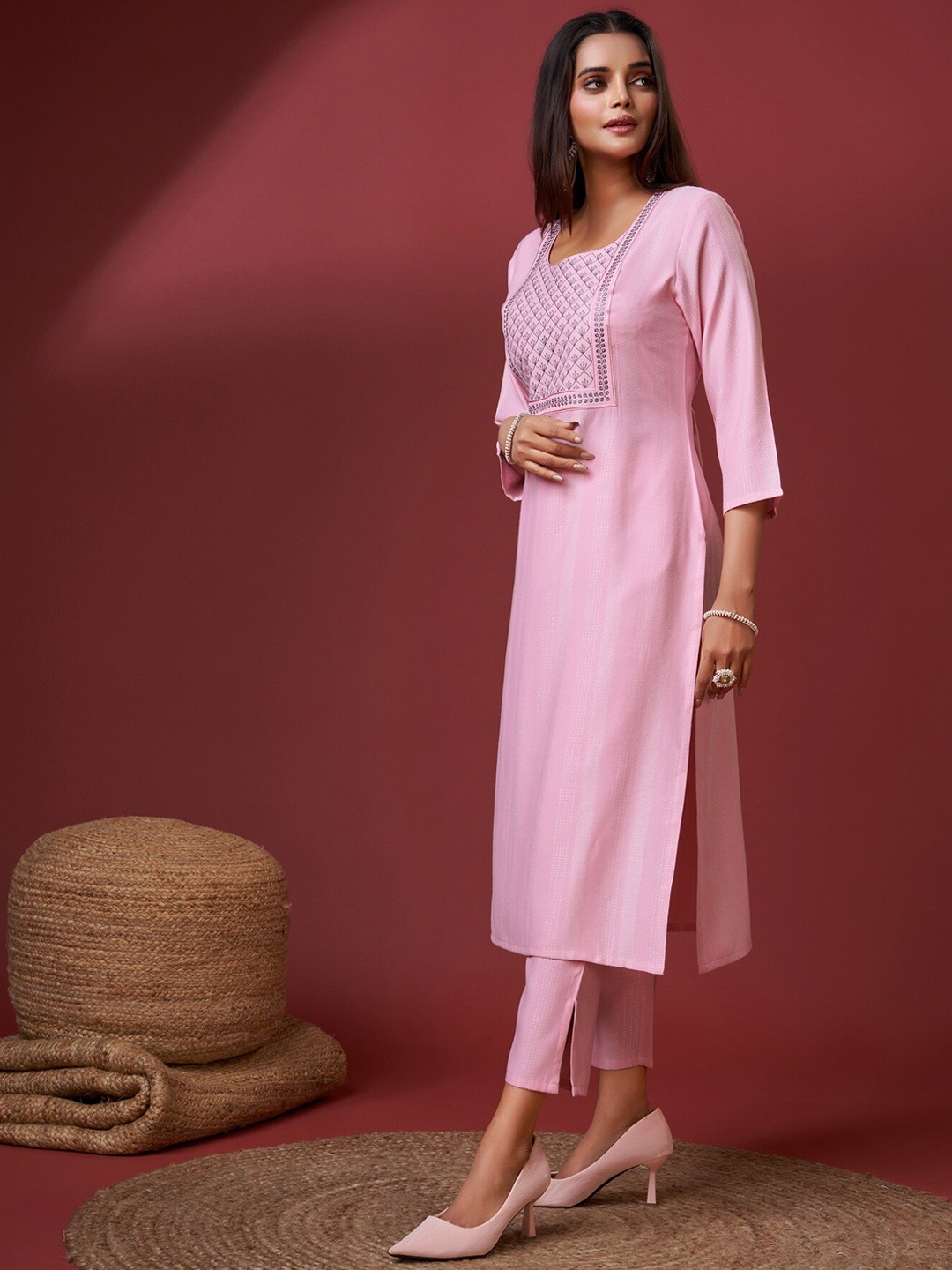 

soan Ethnic Motifs Yoke Design Thread Work Sequinned Kurta with Trousers, Pink