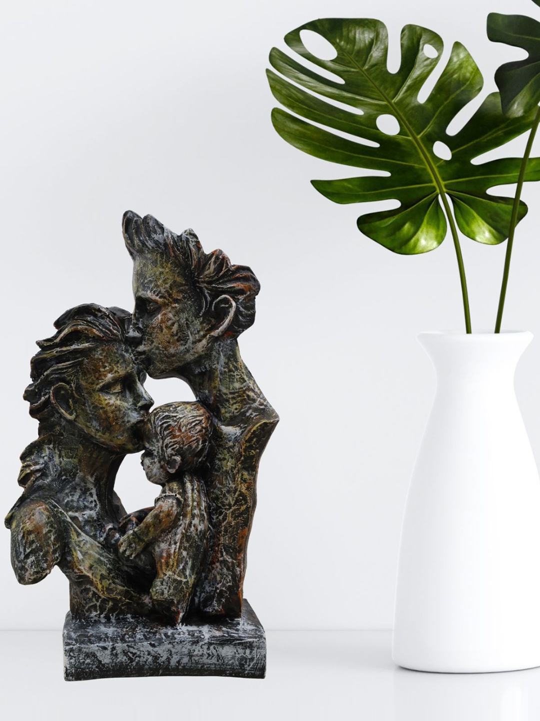 

SHREE KALA HOME DECOR Metallic-Toned & Red Divine Family Love Showpiece