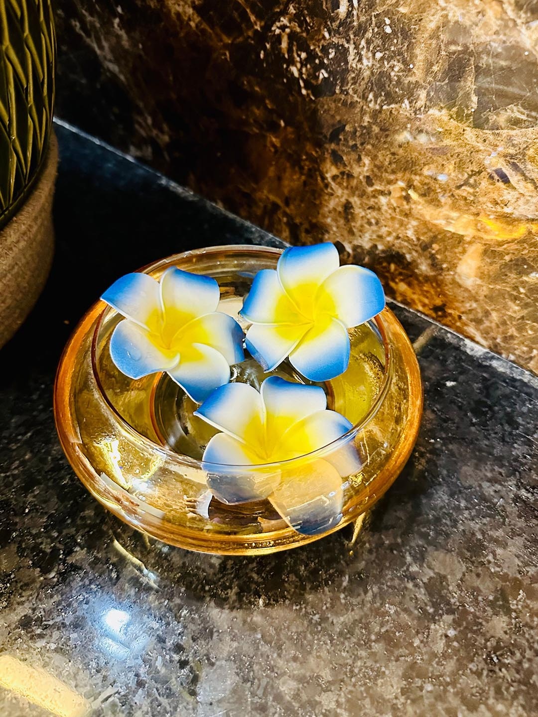 

BS AMOR Yellow & Blue Glass Flower Vase With Flowers