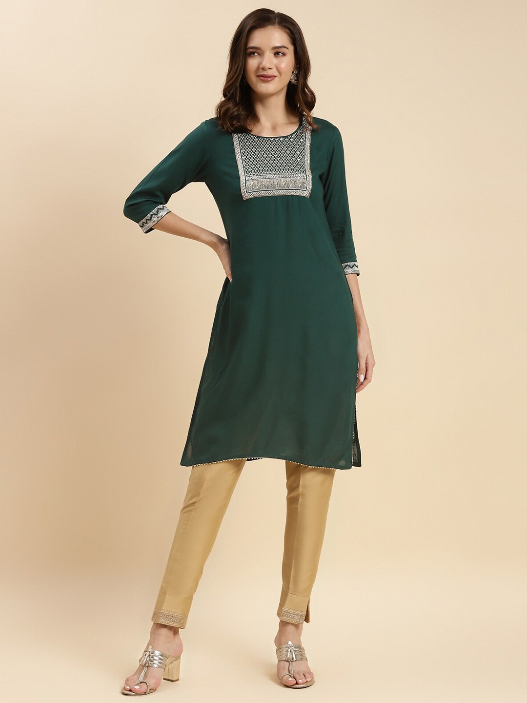 

Rangita Yoke Design Thread Work Sequinned Straight Kurta, Green