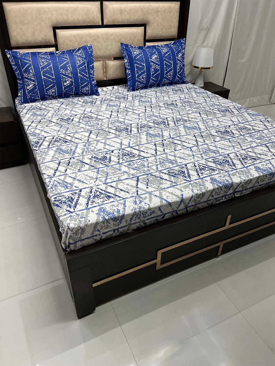 

Pure DecorLifestyle Blue & White Pure Cotton King Bedsheet with 2 Pillow Covers