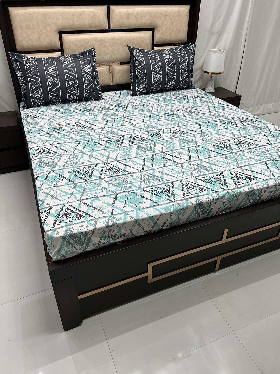 

Pure Decor Lifestyle Green & White Printed Pure Cotton King Bedsheet Set