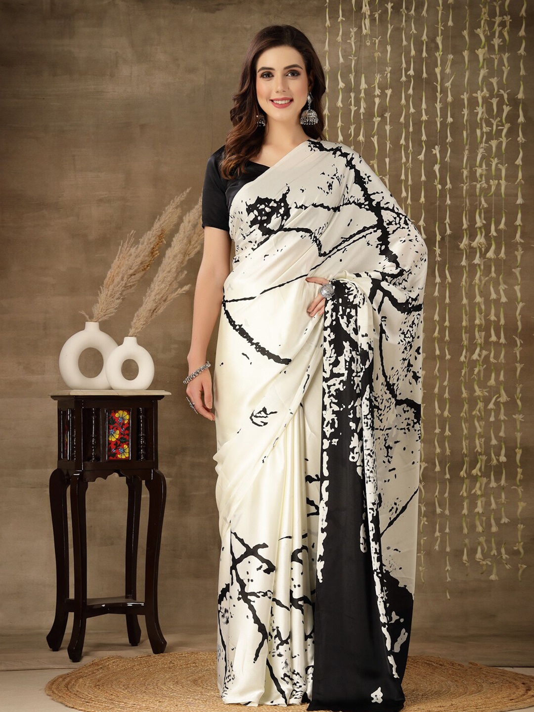 

Stylum Abstract Printed Satin Saree, Off white