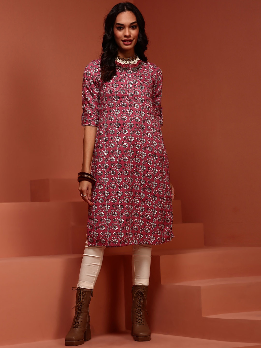 

IMARA Floral Printed Thread Work Kurta, Pink