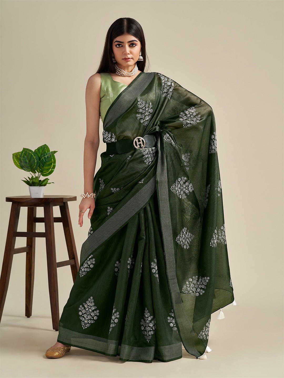 

Anouk Floral Embroidered Zari Saree, Green