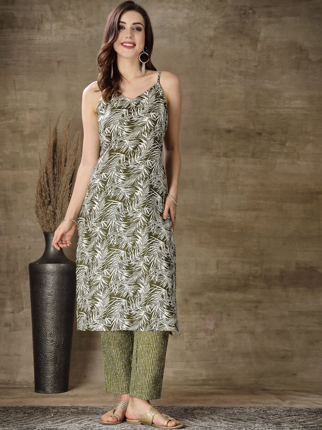 

Stylum Floral Printed Straight Kurta With Trousers, Green