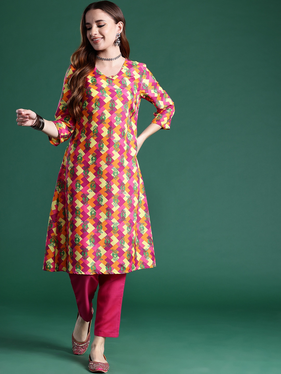 

Sangria Printed V-Neck Kurta with Trousers, Pink