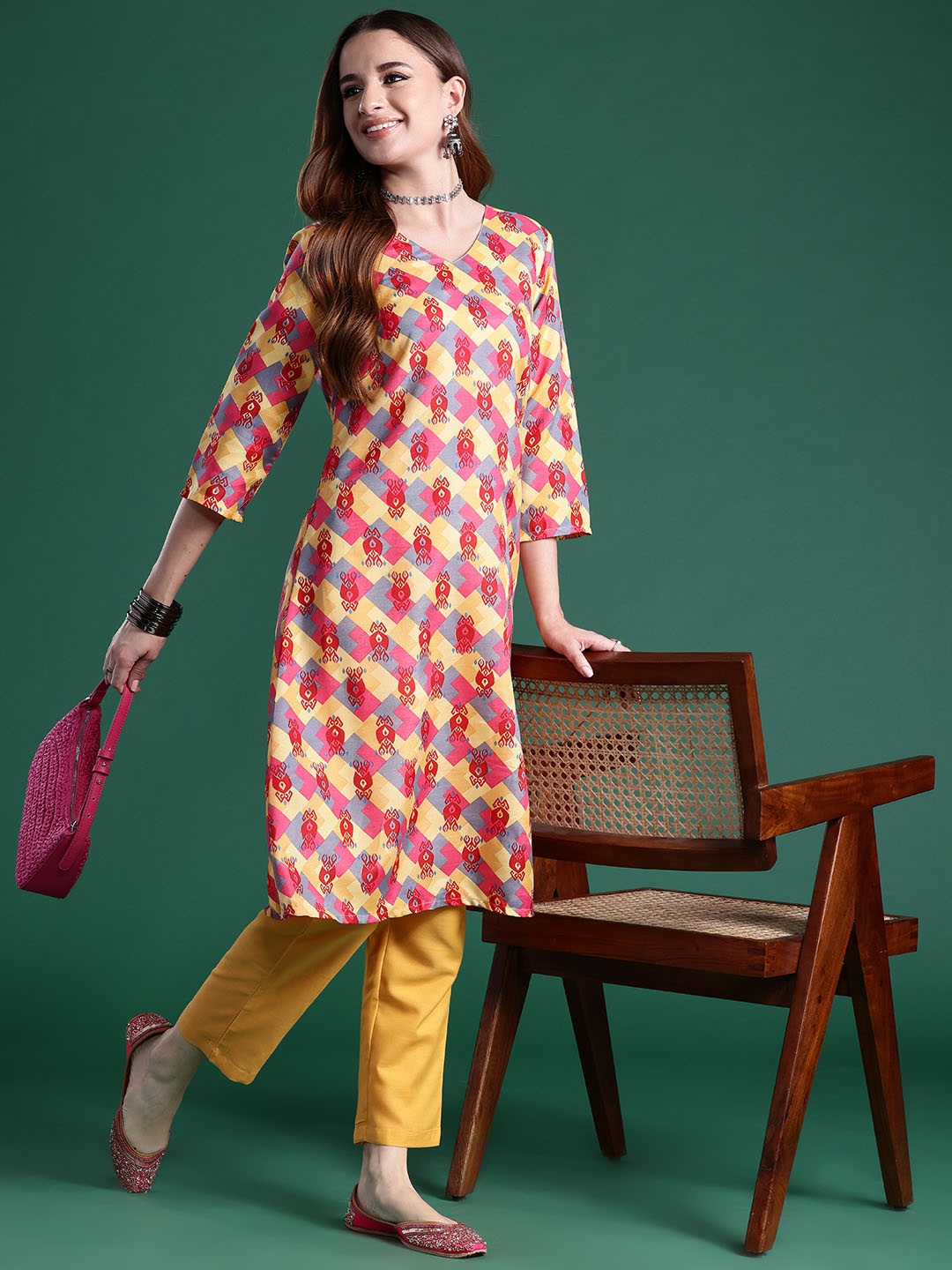 

Sangria Printed V-Neck Kurta with Trousers, Pink