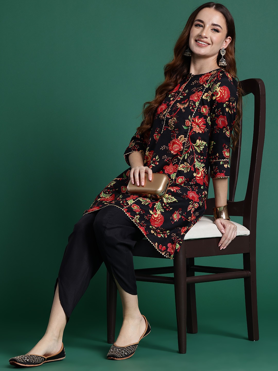 

Sangria Floral Printed Panelled Gotta Patti Kurta with Harem Pants, Black