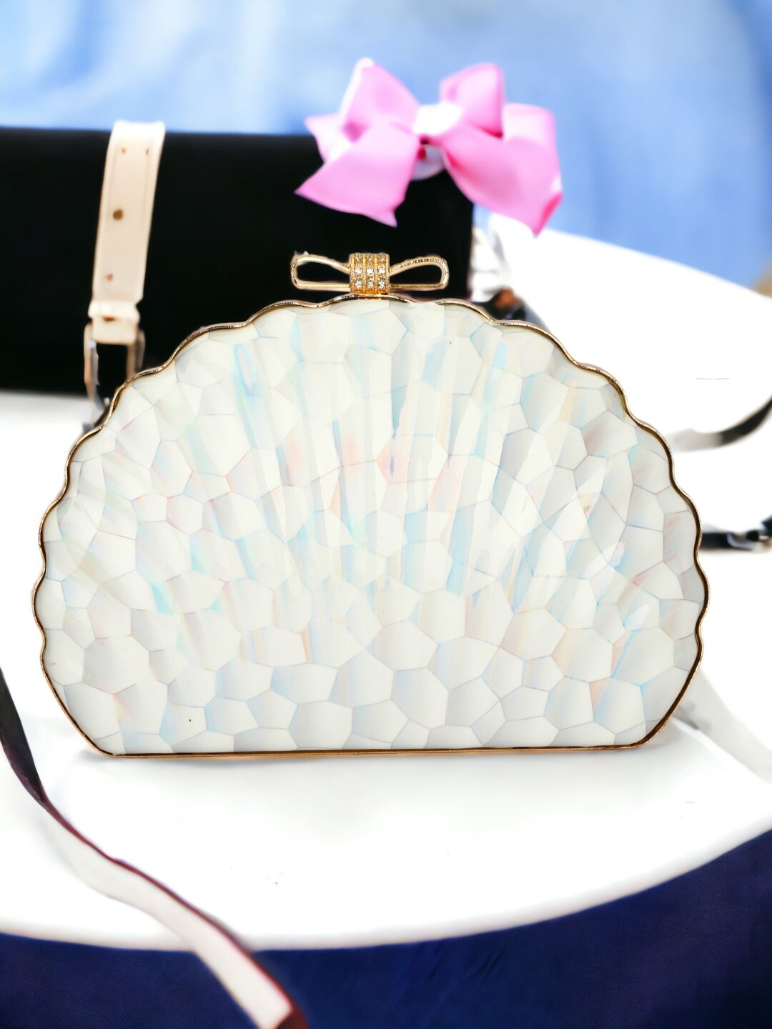 

Toobacraft White Embellished Pebbles Foam Shell Shape Box Clutch