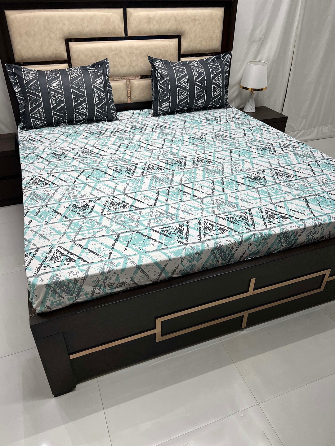 

Pure Decor Lifestyle Green & White Geometric Pure Cotton 350 TC King Bedsheet Set