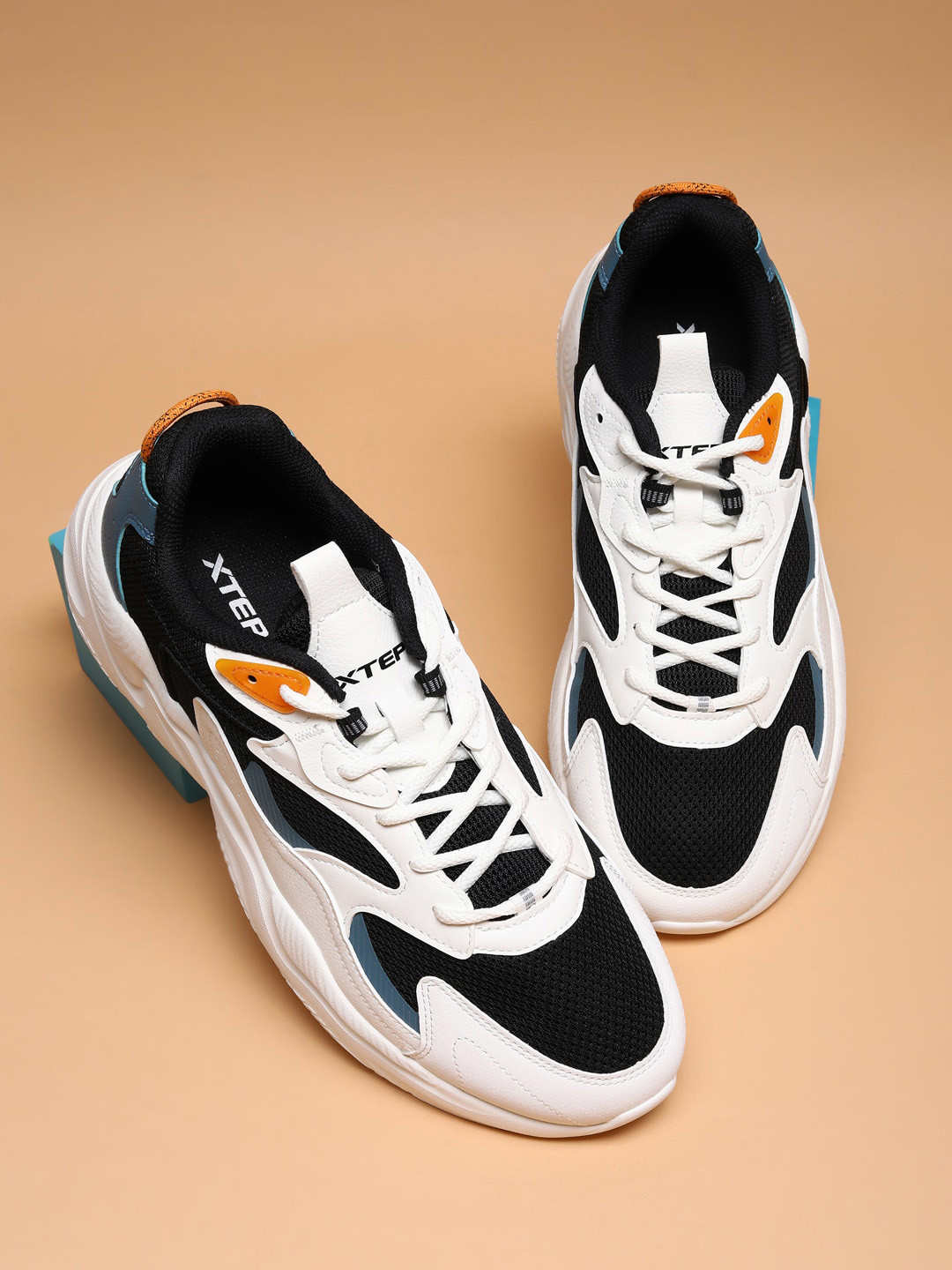 

Xtep Men Colourblocked Retro Lightweight Sneakers, Black