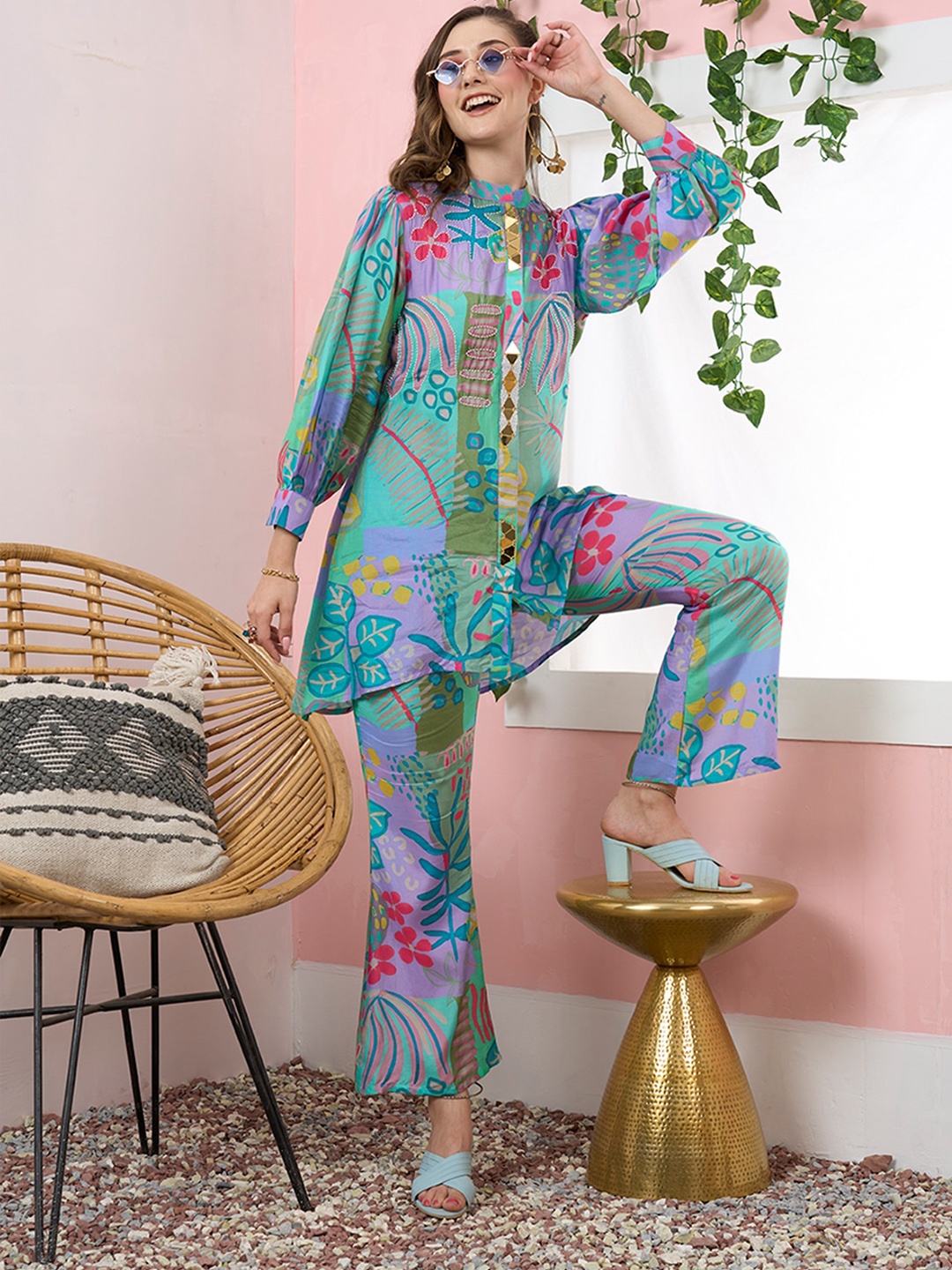

ODETTE Floral Printed Mandarin Collar Kurti With Trousers, Green