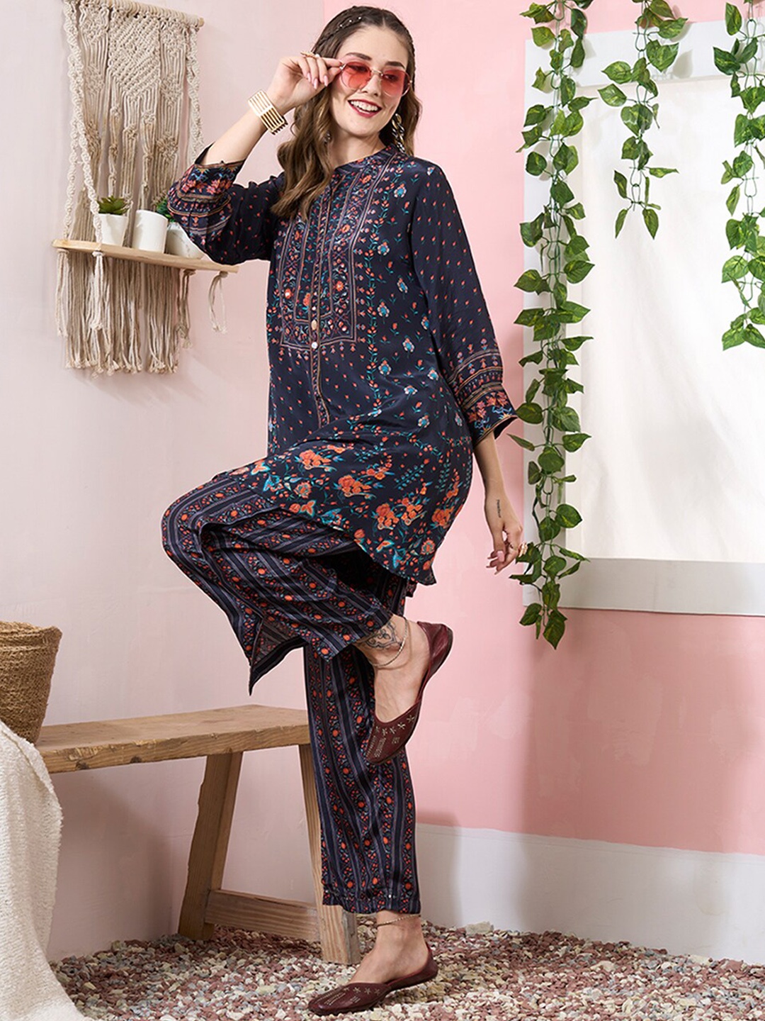 

ODETTE Floral Printed Mandarin Collar Kurti With Trousers, Navy blue
