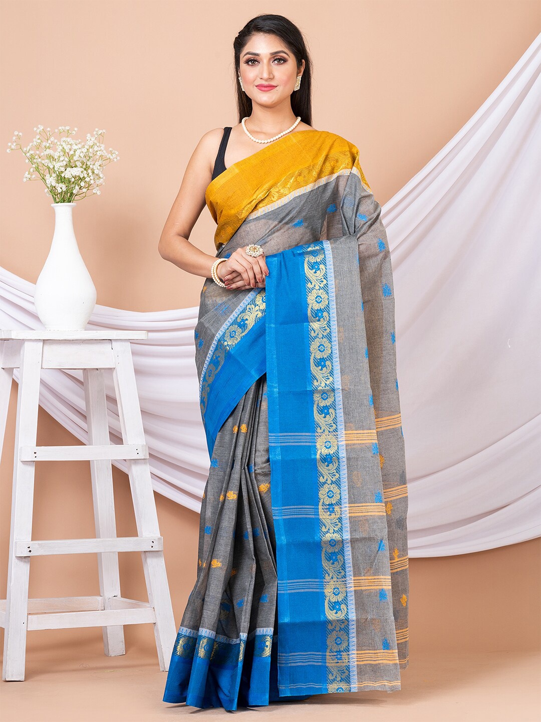 

Laa Calcutta Floral Woven Design Zari Pure Cotton Taant Saree, Grey