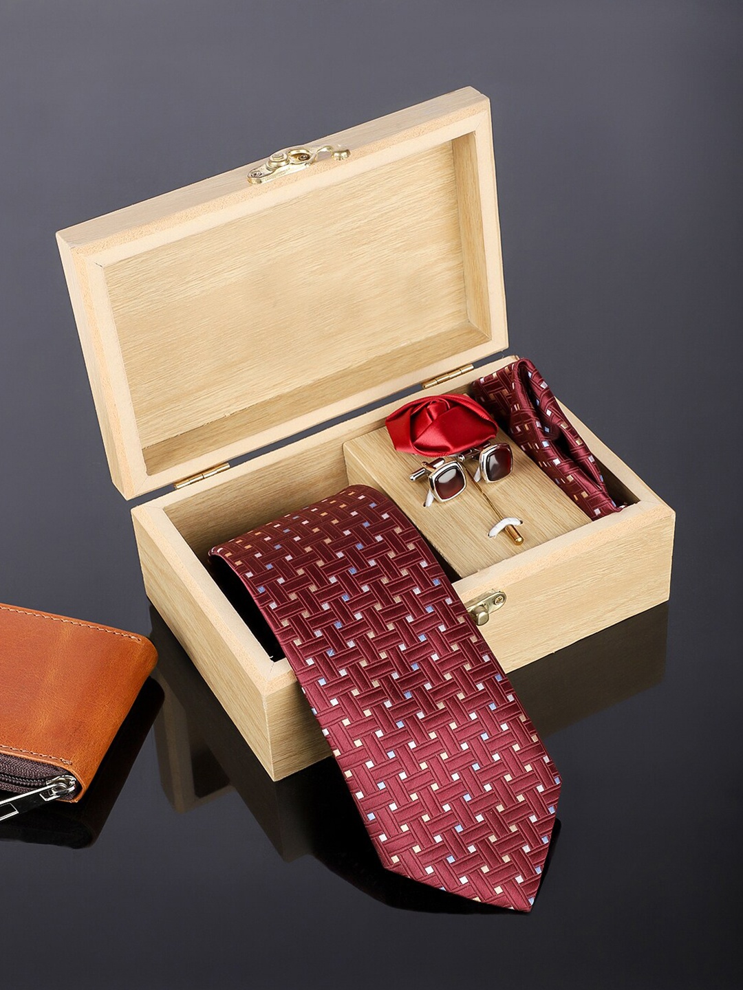 

INVICTUS Printed Necktie Set With Pocket Square Brooch Pin And Cufflinks, Maroon