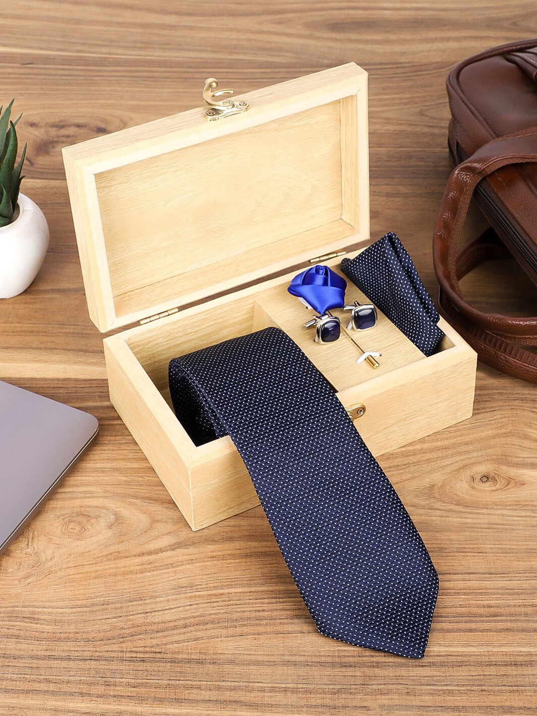 

INVICTUS Printed Necktie Set With Pocket Square Brooch Pin And Cufflinks, Blue