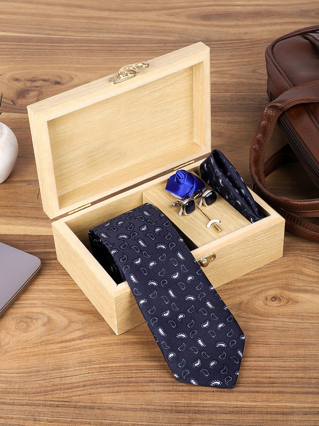

INVICTUS Men Printed Necktie With Pocket Square Brooch Pin & Cufflinks in Wooden Box, Navy blue
