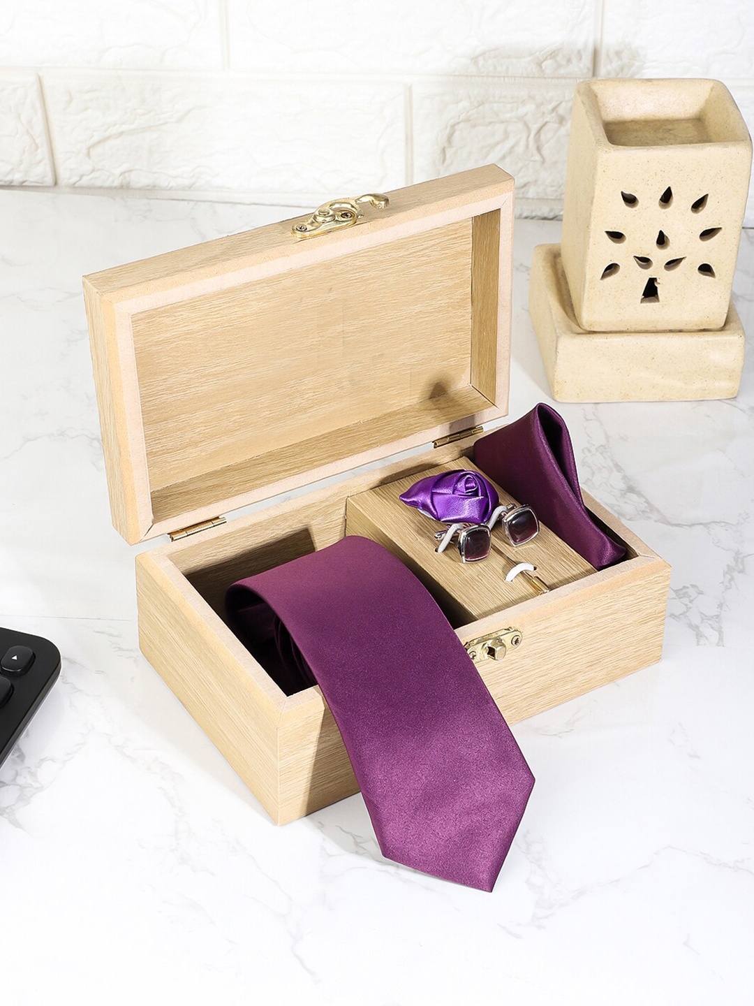 

INVICTUS Men Broad Tie With Pocket Square & Brooch Pin And Cufflinks, Purple