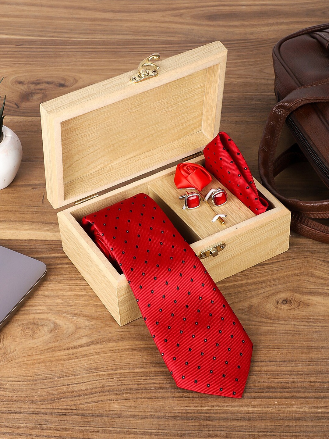 

INVICTUS Printed Necktie Set With Pocket Square Brooch Pin And Cufflinks, Red