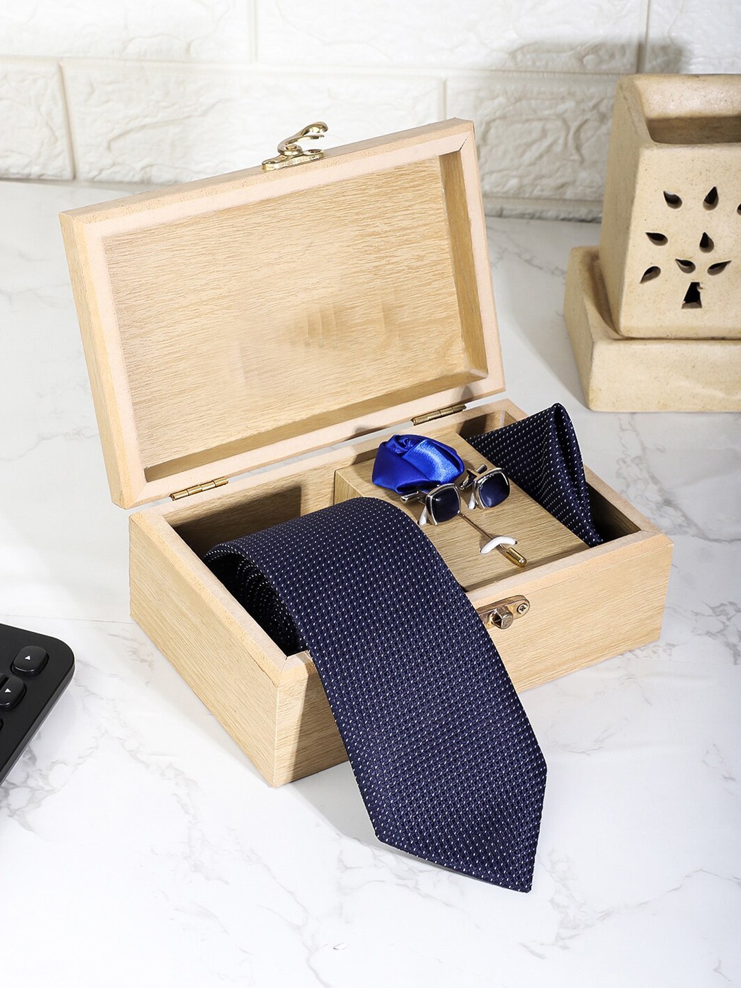 

INVICTUS Printed Necktie Set With Pocket Square Brooch Pin And Cufflinks, Blue